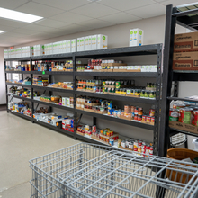 Estantes de despensa de alimentos en una habitación luminosa.