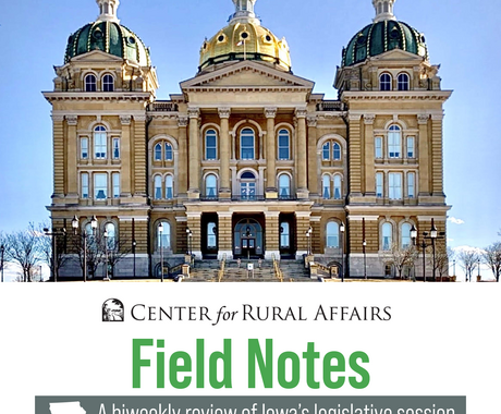 Edifici del capitoli d'Iowa sota un cel blau amb el logotip de Field Notes