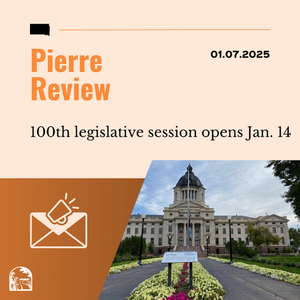 Gràfic que diu "Pierre Review, 01.07.2025" a la part superior. A continuació, "s'obre la 100a sessió legislativa el 14 de gener" i a la part inferior hi ha una imatge de l'estatut de Dakota del Sud.