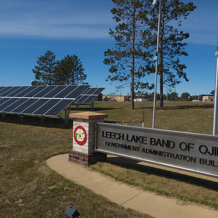 Panells solars a l'entrada de l'edifici Leech Lake Band of Ojibwe