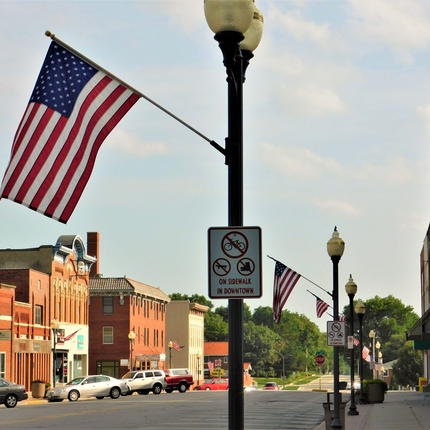 Banderes americanes al carrer principal del centre