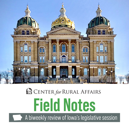 Edifici del capitoli d'Iowa sota un cel blau amb el logotip de Field Notes