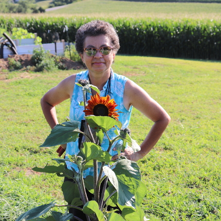 Patricia Pinto es troba al pati amb un camp de blat de moro al fons