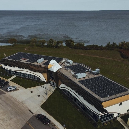 Plaques solars al terrat d'un edifici d'oficines