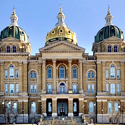 Iowa State Capitol: edifici de 3 plantes amb tres cúpules, la del mig és daurada.