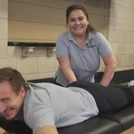 Rosa Maria Brooks fent massatges a un client