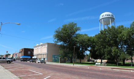 El carrer principal, el parc i la torre de l’aigua de St Paul Nebraska