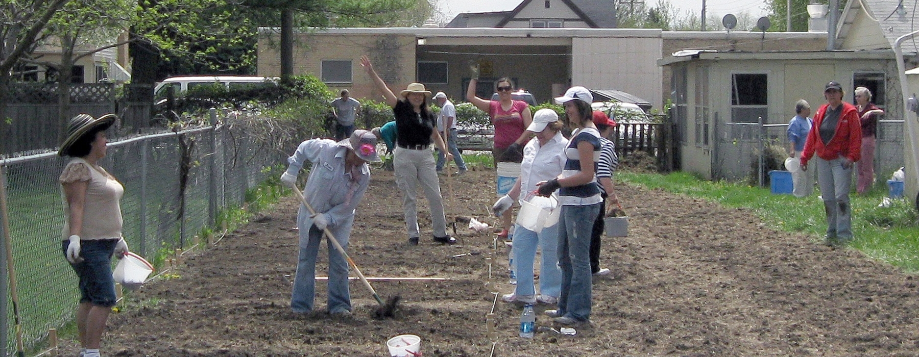 Jardiners que treballen al jardí comunitari