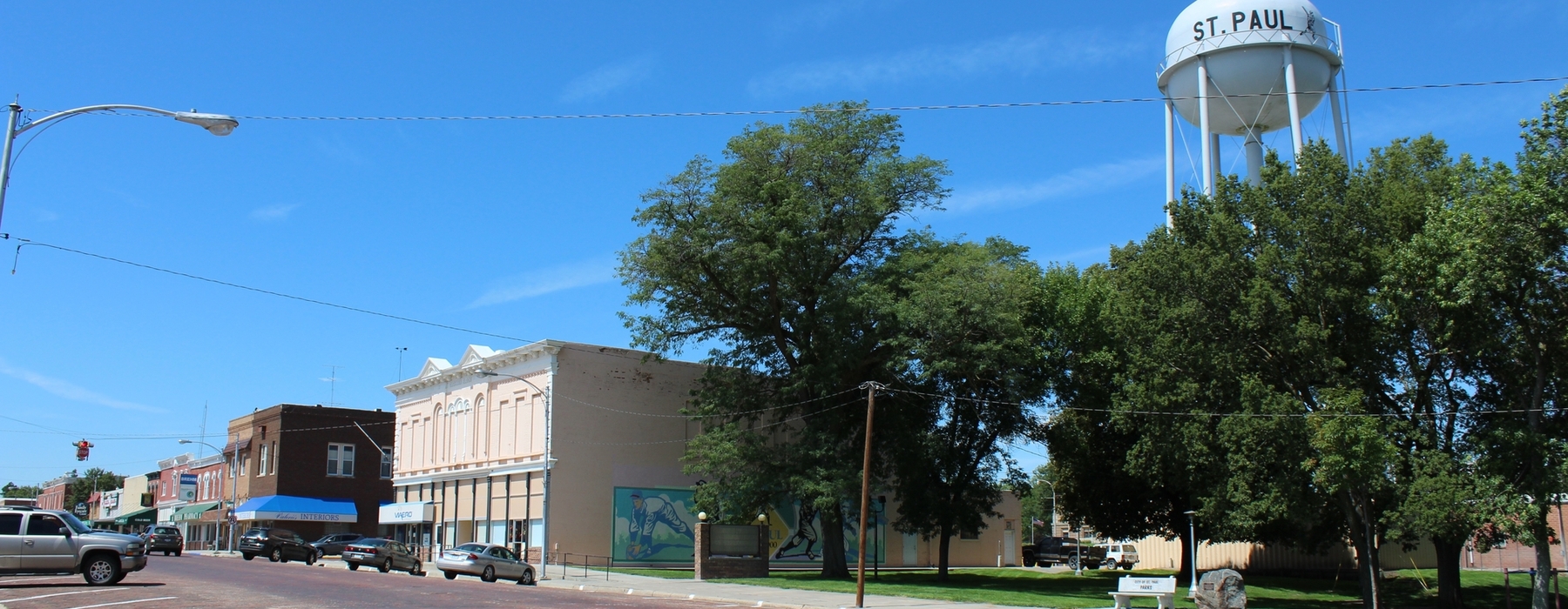 El carrer principal, el parc i la torre de l’aigua de St Paul Nebraska
